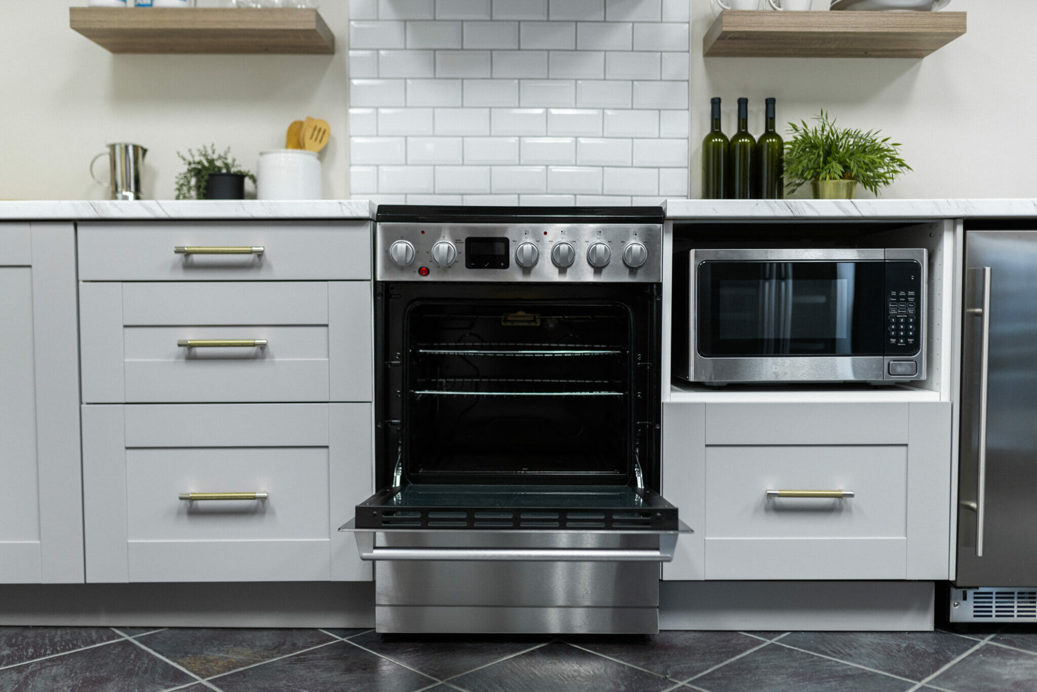 Danby 24in TruAirFry Smooth top Slidein Electric Range in Stainless